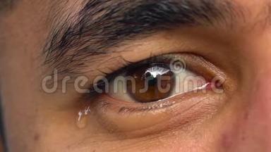 一个阿拉伯民族特写的漂亮眼睛。 他在哭